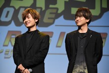 左から岡本信彦、石川界人。