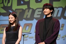 左から今田美桜、井上芳雄。