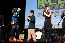 今田美桜に選ばれて喜ぶ山下とデクの着ぐるみ。