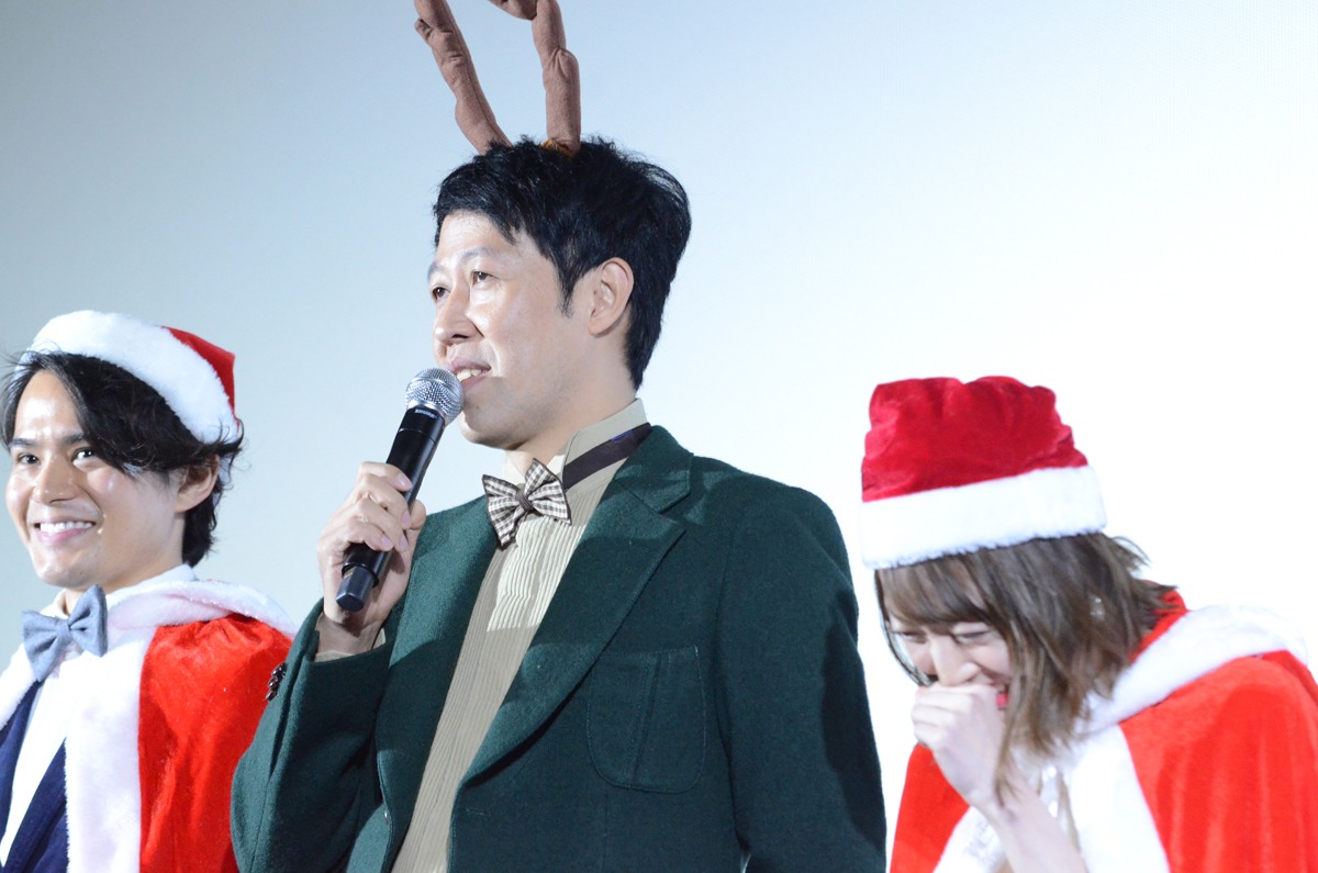 左から近藤雄介、小籔千豊、花澤香菜。