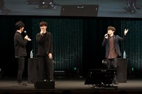 左から司会の鷲崎健、櫻井孝宏、内田雄馬。