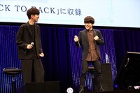 司会の鷲崎が告知を行う間、踊り出す櫻井孝宏と内田雄馬。
