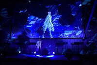 津田健次郎によるインスタレーションの様子。