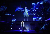 津田健次郎によるインスタレーションの様子。