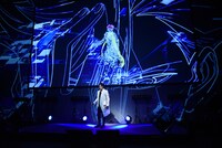 津田健次郎によるインスタレーションの様子。