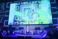 津田健次郎によるインスタレーションの様子。