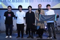 アニメ「ID:INVADED イド:インヴェイデッド」先行上映イベントにて、左からキャラクターデザインの碇谷敦、あおきえい監督、津田健次郎、竹内良太、キャラクター原案の小玉有起。