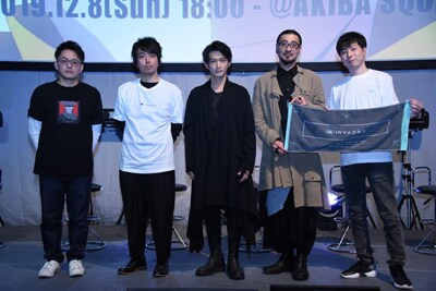 アニメ「ID:INVADED イド:インヴェイデッド」先行上映イベントにて、左からキャラクターデザインの碇谷敦、あおきえい監督、津田健次郎、竹内良太、キャラクター原案の小玉有起。