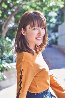 イーナ役の小松未可子。