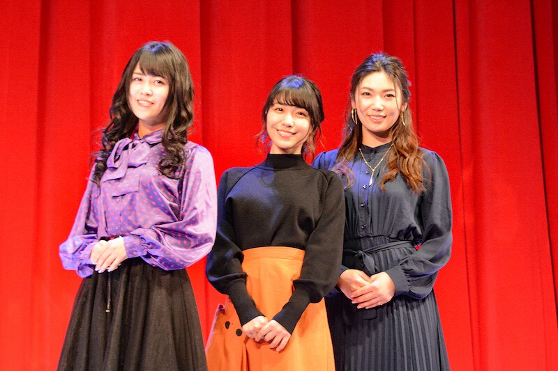 左から相羽あいな、愛美、Raychell。