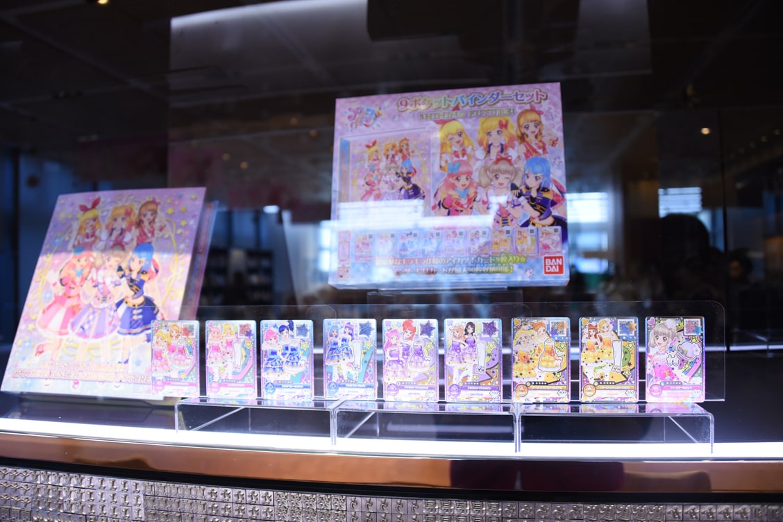 オールアイカツ！ミュージアム」会場に併設されたカフェ。壁面に