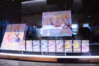 「オールアイカツ！ミュージアム」会場に併設されたカフェ。壁面に「アイカツ！」グッズが展示されている。