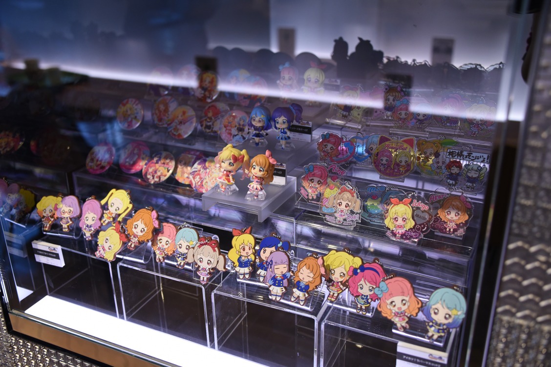 「オールアイカツ！ミュージアム」会場に併設されたカフェ。壁面に「アイカツ！」グッズが展示されている。