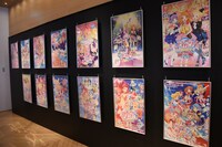 「オールアイカツ！ミュージアム」会場に併設されたカフェ。壁面では展示も行われている。