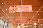 「オールアイカツ！ミュージアム」会場に併設されたカフェ。天井が「アイカツ！」仕様に装飾されている。