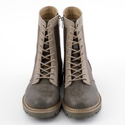 「空の境界」とのコラボによるブーツ。