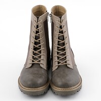 「空の境界」とのコラボによるブーツ。