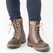 「空の境界」とのコラボによるブーツの使用イメージ。