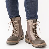 「空の境界」とのコラボによるブーツの使用イメージ。