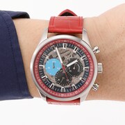 「空の境界」とのコラボによる腕時計の使用イメージ。