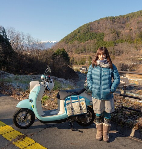 志摩リン役の福原遥と「志摩リンのビーノ」。(c)ドラマ「ゆるキャン△」製作委員会