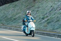 志摩リン役の福原遥と「志摩リンのビーノ」。(c)ドラマ「ゆるキャン△」製作委員会