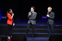 「ULTRAMAN」の荒牧伸志監督（中央）、神山健治監督（右）。