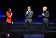 「ULTRAMAN」の荒牧伸志監督（中央）、神山健治監督（右）。