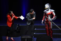 セブンスーツに興味津々の荒牧伸志監督。