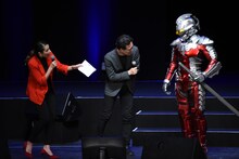 セブンスーツに興味津々の荒牧伸志監督。