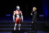 左からウルトラマンスーツ、神山健治監督。