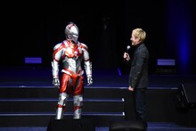 左からウルトラマンスーツ、神山健治監督。
