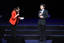 「SSSS.DYNAZENON（ダイナゼノン）」の雨宮哲監督（右）。