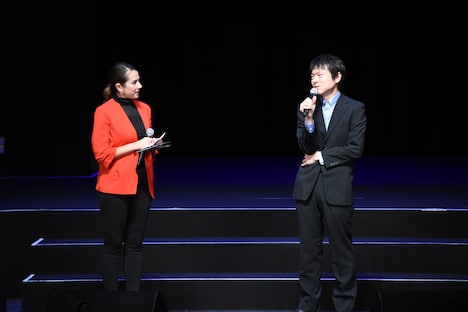 「TSUBURAYA CONVENTION 2019」のオープニングセレモニーの様子。右が雨宮哲監督。