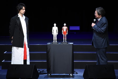 左から斎藤工、樋口真嗣監督。