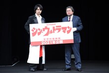 「TSUBURAYA CONVENTION 2019」オープニングセレモニーにて、左から斎藤工、樋口真嗣監督。