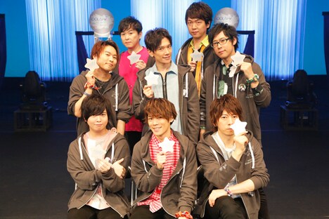 キャストの集合写真。下段左から斉藤壮馬、小野賢章、羽多野渉。中段左から代永翼、KENN、白井悠介。上段左から保志総一朗、立花慎之介。