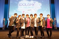 キャストの集合写真。