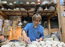 陶芸作品を制作するしりあがり寿。