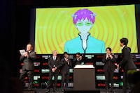 桜井弘明監督の誕生日を祝うサプライズの様子。