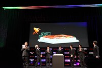 桜井弘明監督の誕生日を祝うサプライズの様子。