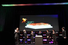 桜井弘明監督の誕生日を祝うサプライズの様子。