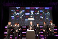 桜井弘明監督の誕生日を祝うサプライズの様子。