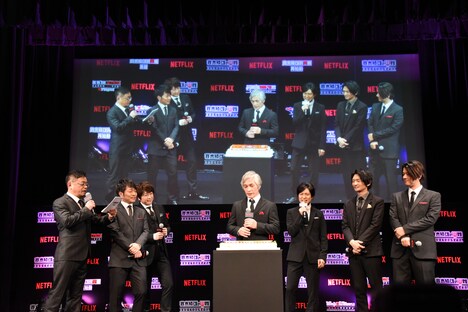 桜井弘明監督の誕生日を祝うサプライズの様子。