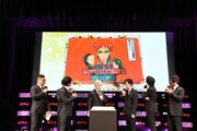 桜井弘明監督の誕生日を祝うサプライズの様子。