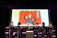 桜井弘明監督の誕生日を祝うサプライズの様子。