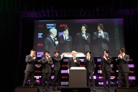 桜井弘明監督の誕生日を祝うサプライズの様子。