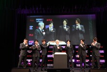 桜井弘明監督の誕生日を祝うサプライズの様子。