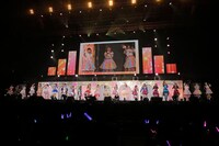 出演者全員による「Crew-Sing! Friend-Ship▽」の様子。