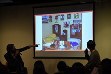 「テラスハウス TOKYO 2019-2020」でも着用していたというユニフォームを指差すペッペ。